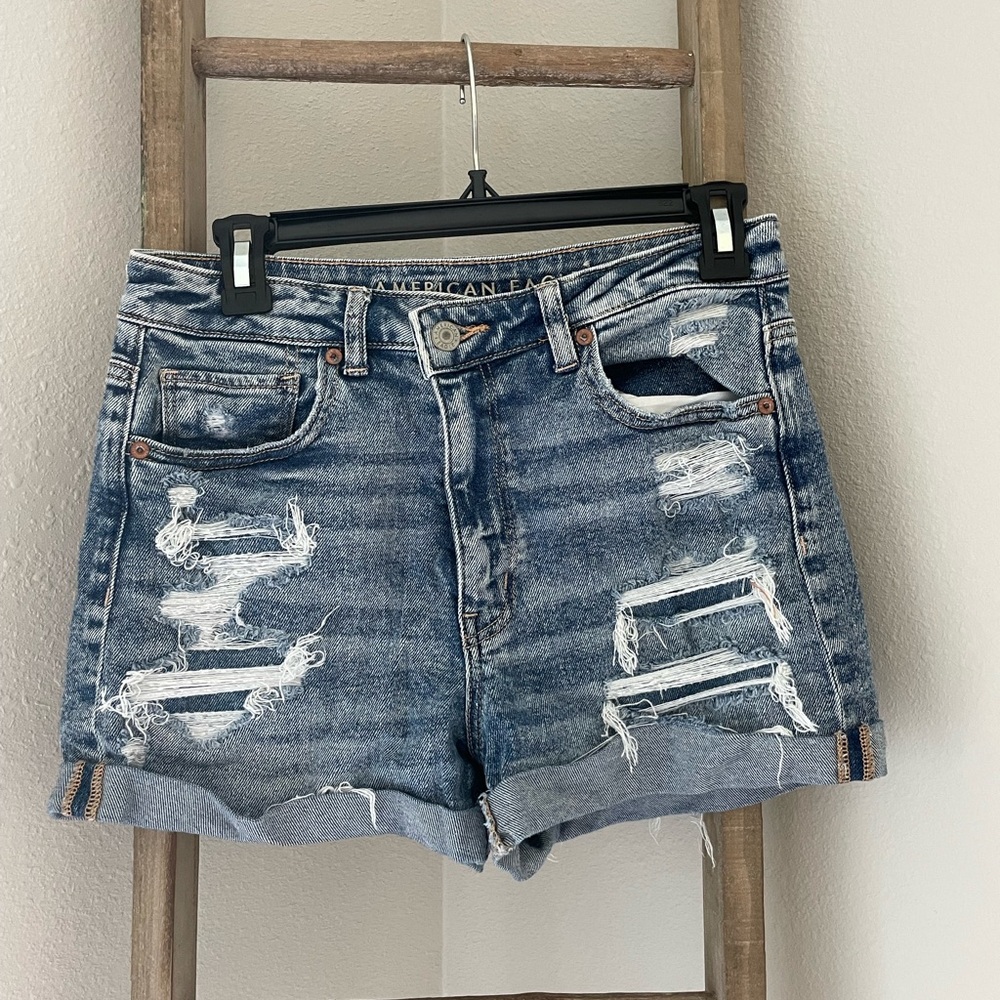 American Eagle distressed Jean shorts, high-rise size 6. In EUC